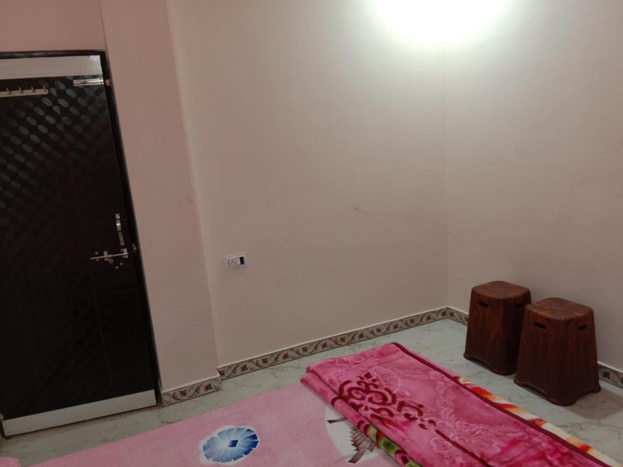 Shanti Guest House Uddzsaín Kültér fotó