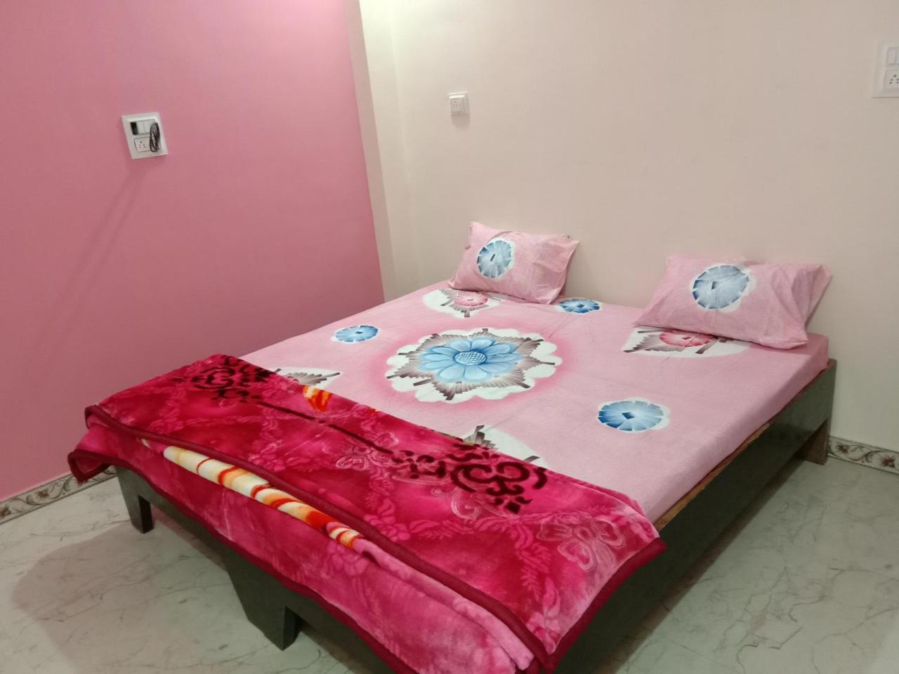 Shanti Guest House Uddzsaín Kültér fotó