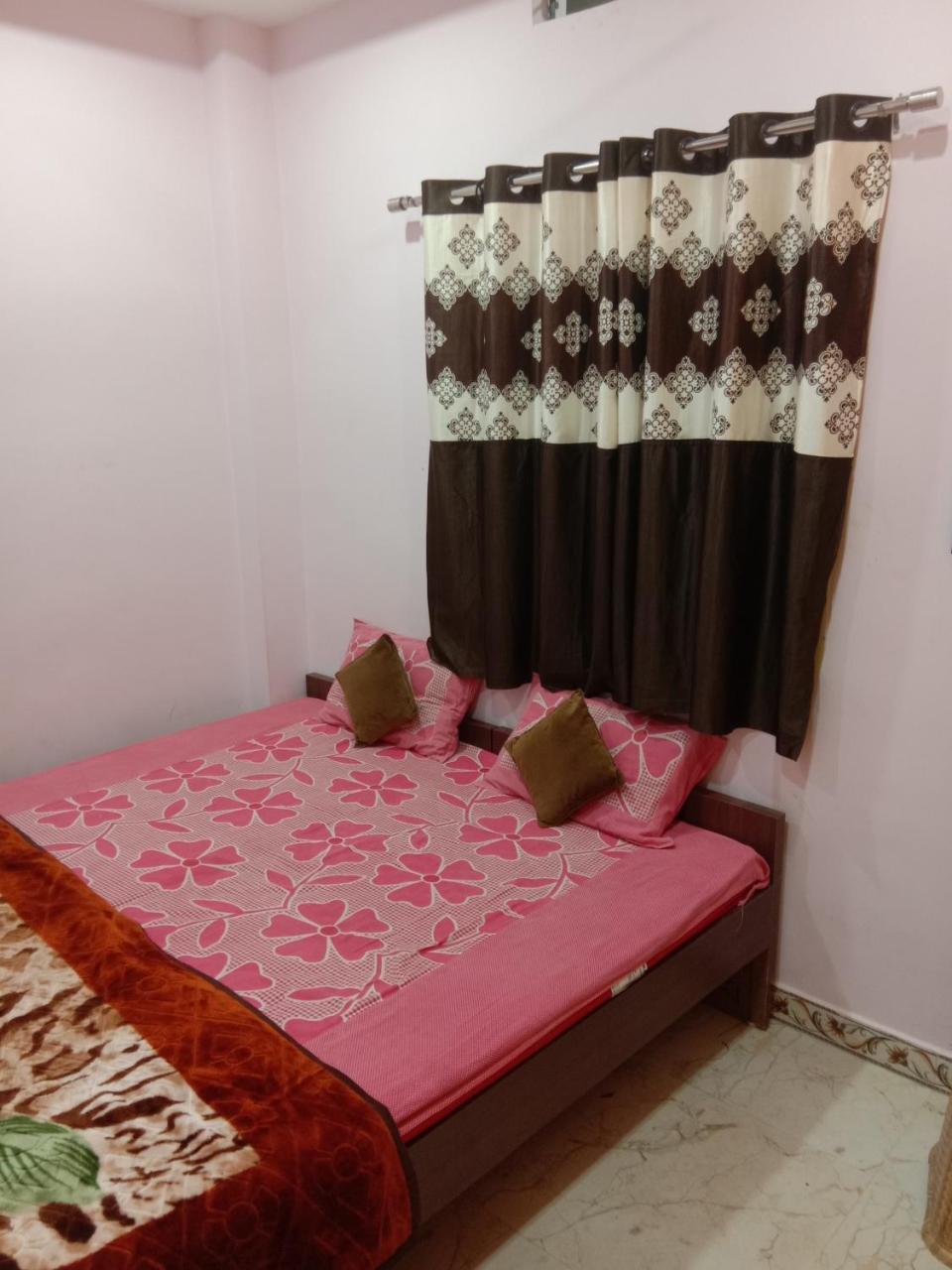 Shanti Guest House Uddzsaín Kültér fotó