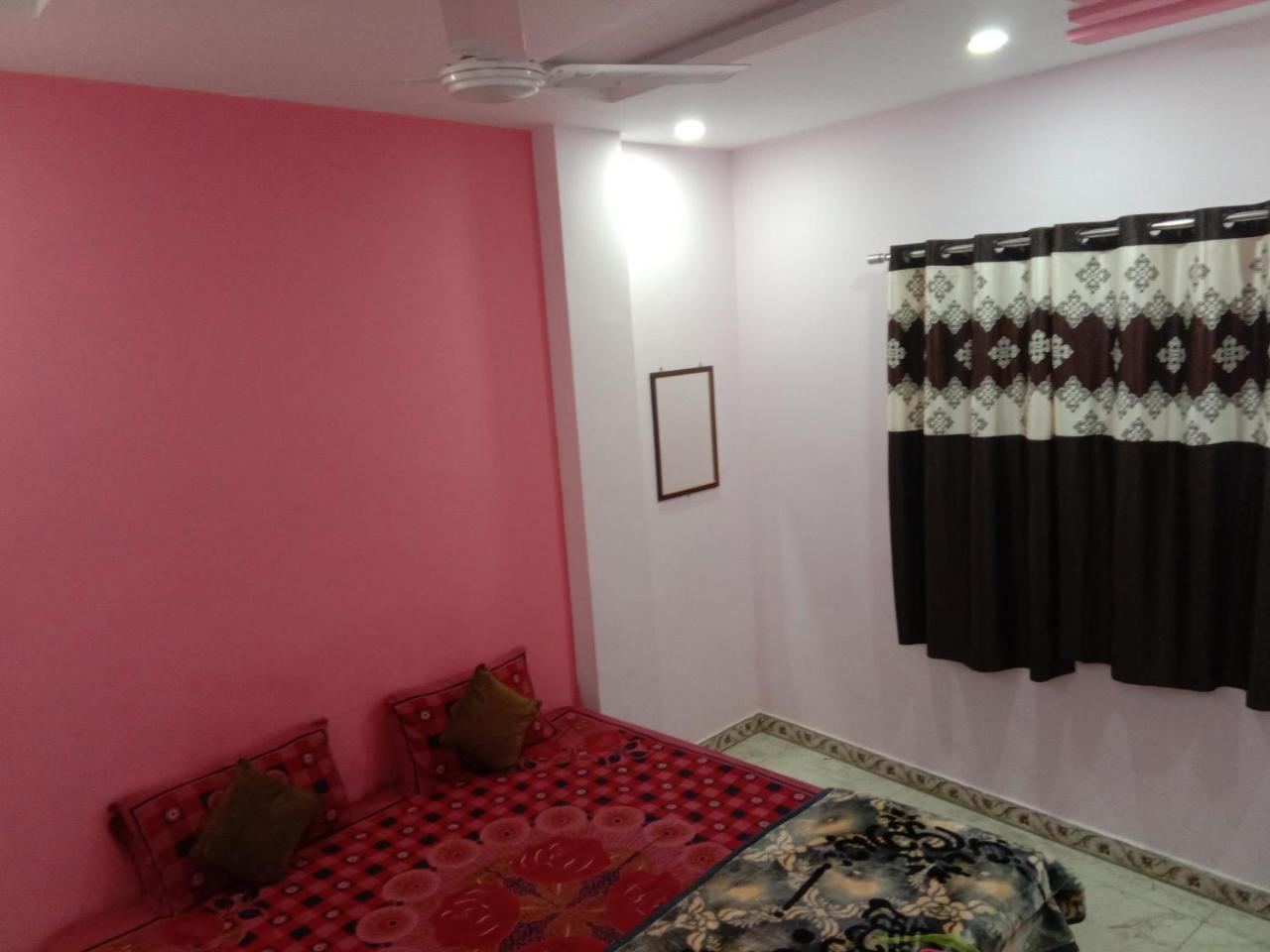 Shanti Guest House Uddzsaín Kültér fotó