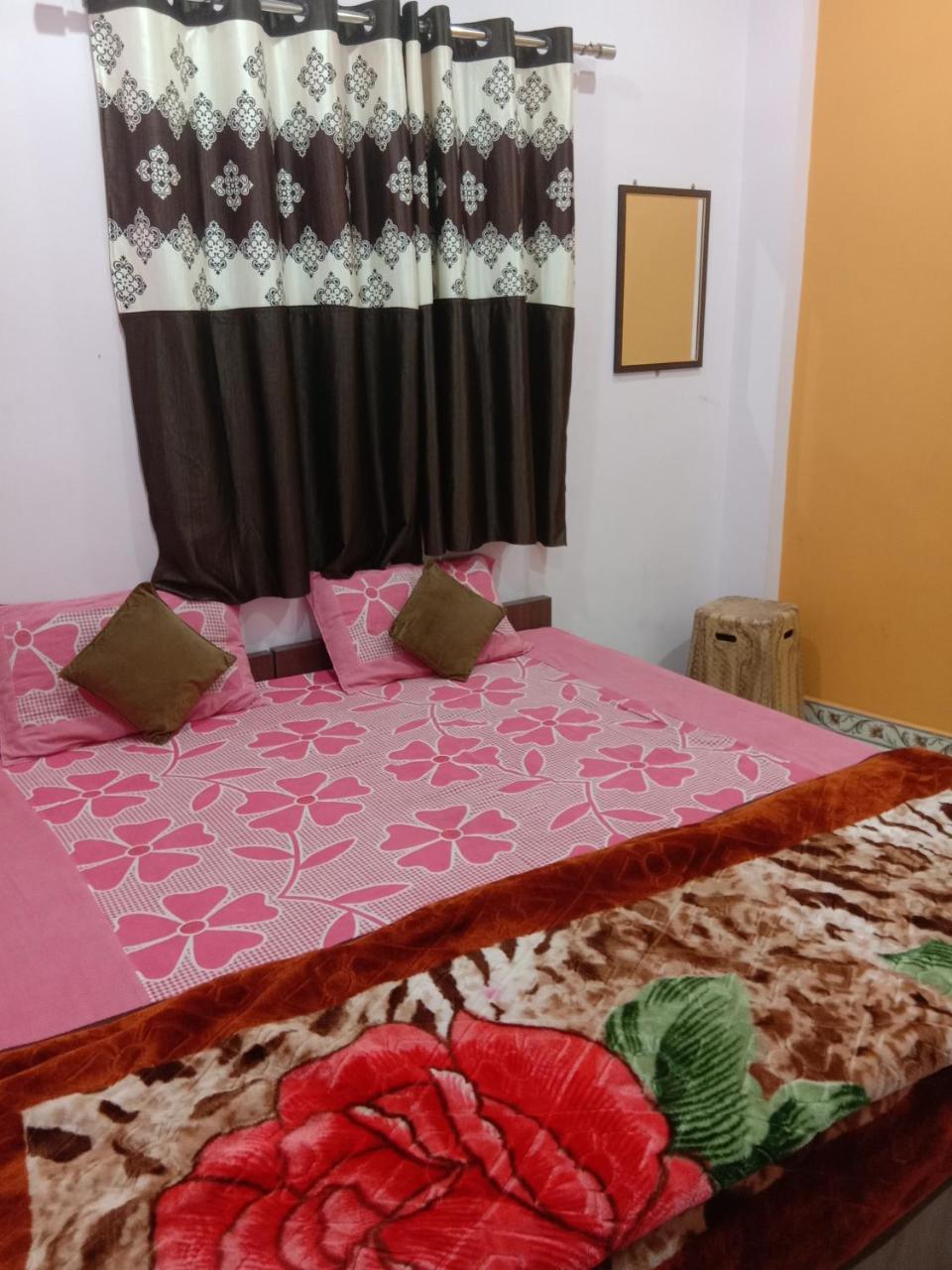 Shanti Guest House Uddzsaín Kültér fotó